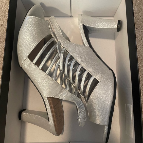 SALE✨Naturalizer Vanity Silver Dress Shoe - Picture 13 of 14